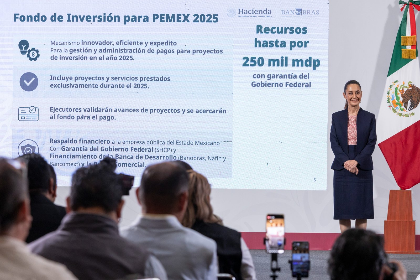 En la conferencia matutina: “La mañanera del pueblo”, la Presidenta presentó el Plan Estratégico 2025-2035 de Pemex y destacó que, a partir de 2027, Petróleos Mexicanos tendrá suficientes ingresos para pagar su deuda y presupuesto para inversiones.